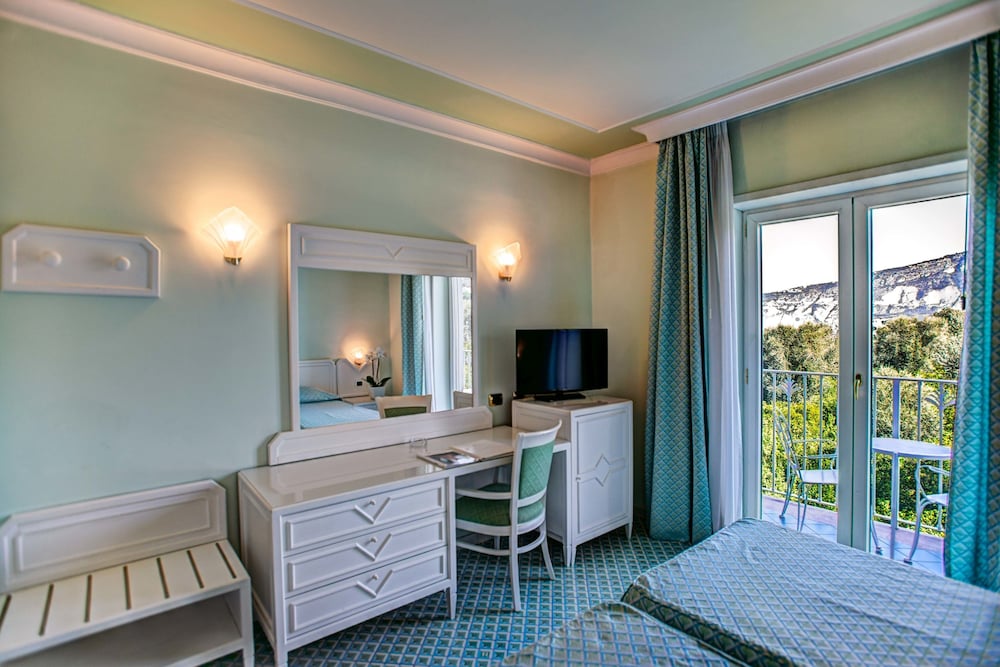 Grand Hotel Riviera — Hotel rooms in Sorrento, Campania