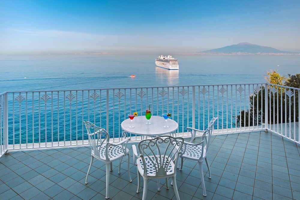 Grand Hotel Riviera — Restaurant & bars in Sorrento, Campania