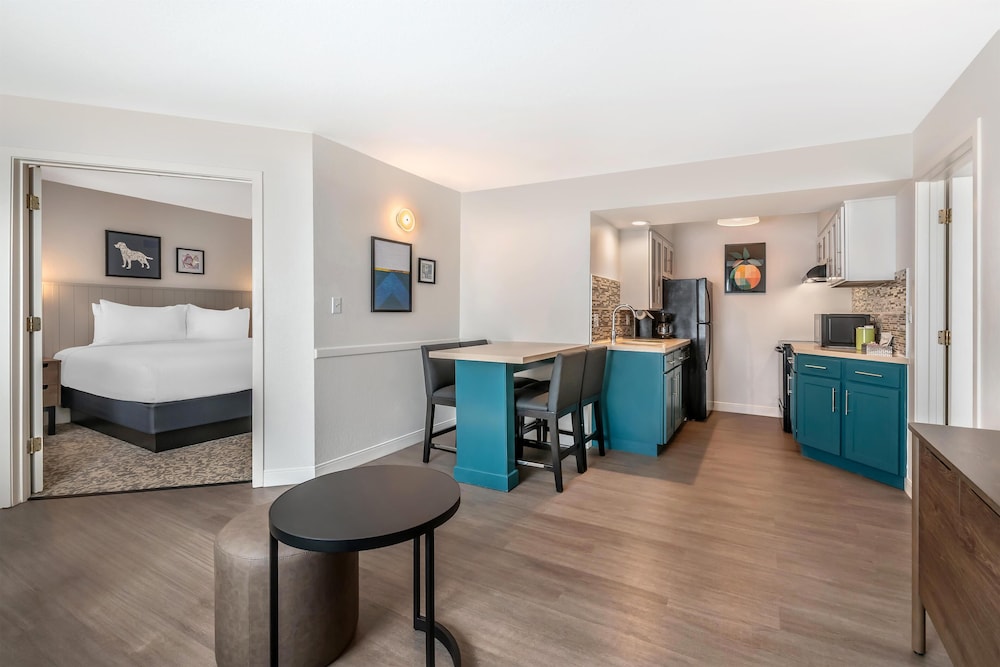 Sonesta ES Suites Orlando - Lake Buena Vista — Hotel rooms in Orlando, Florida
