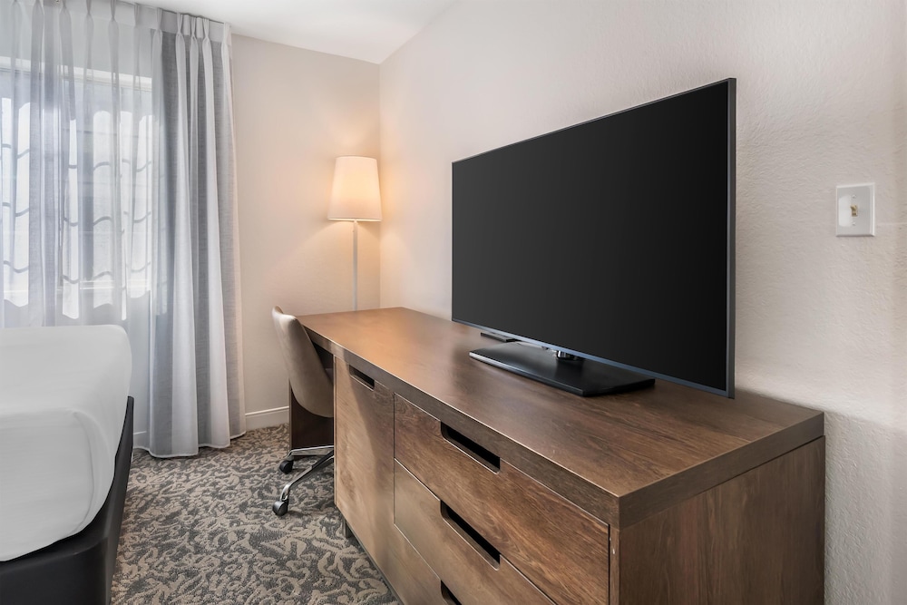 Sonesta ES Suites Orlando - Lake Buena Vista — Hotel rooms in Orlando, Florida