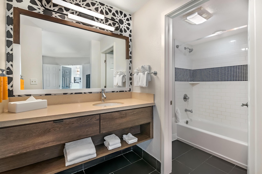 Sonesta ES Suites Orlando - Lake Buena Vista — Hotel rooms in Orlando, Florida
