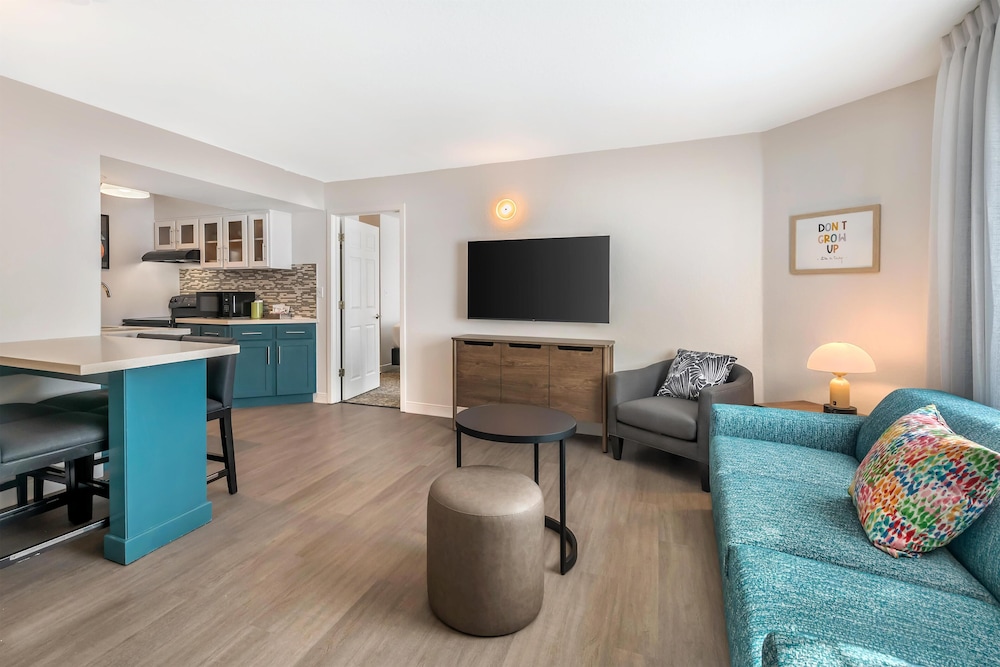 Sonesta ES Suites Orlando - Lake Buena Vista — Hotel rooms in Orlando, Florida