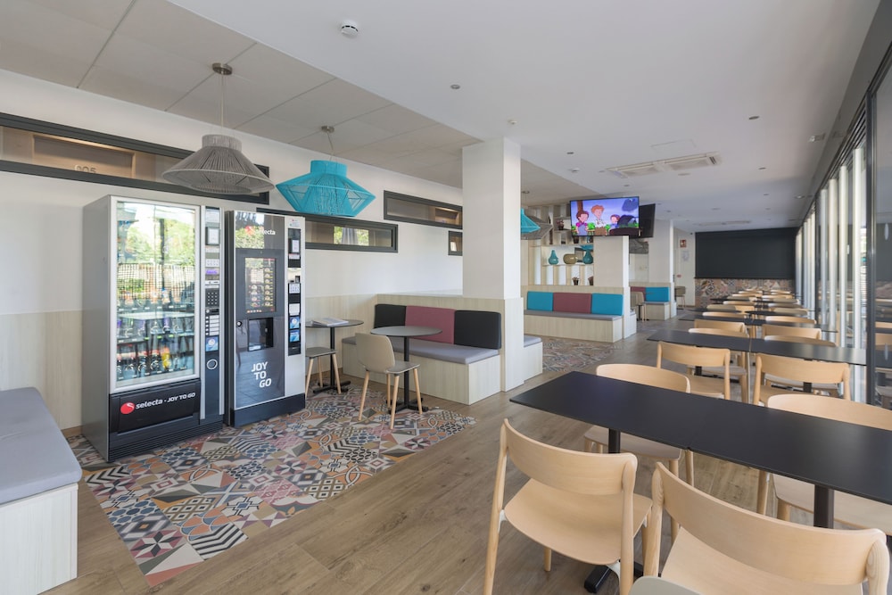 Ponient Aparthotel Marinada by PortAventura World — Restaurant & bars in Salou, Catalonia