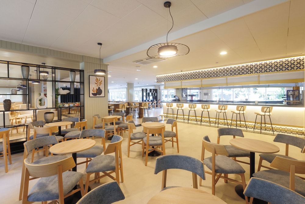 Ponient Aparthotel Marinada by PortAventura World — Restaurant & bars in Salou, Catalonia