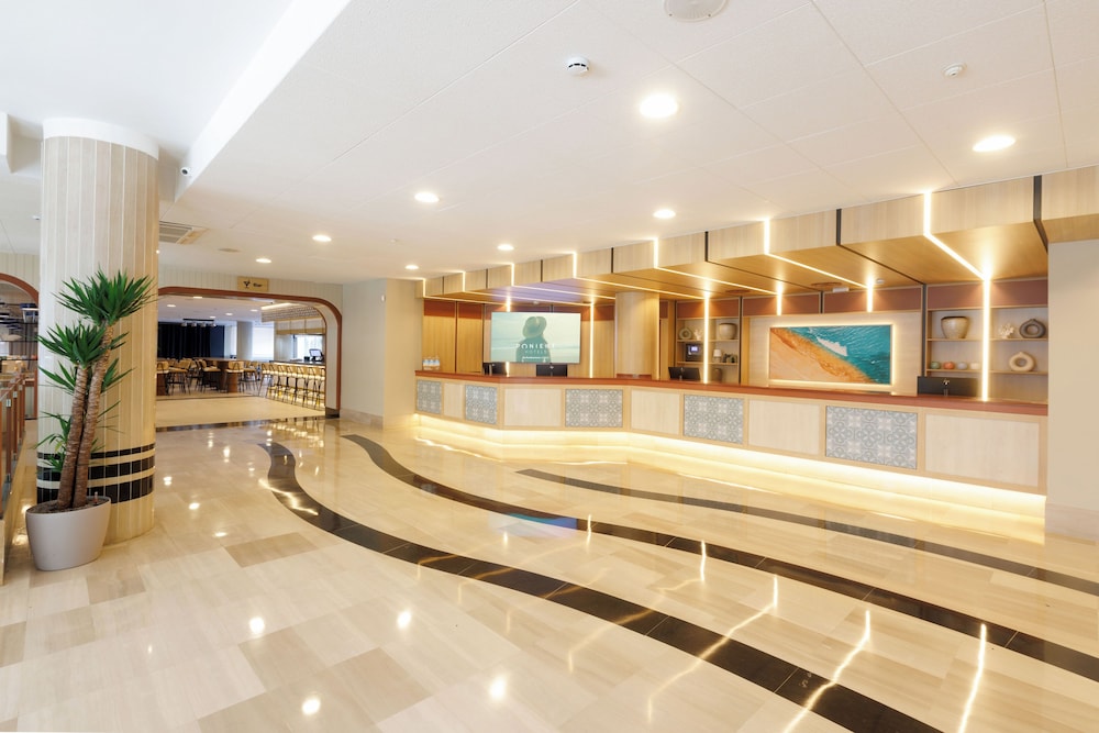 Ponient Aparthotel Marinada by PortAventura World — Hotel building in Salou, Catalonia