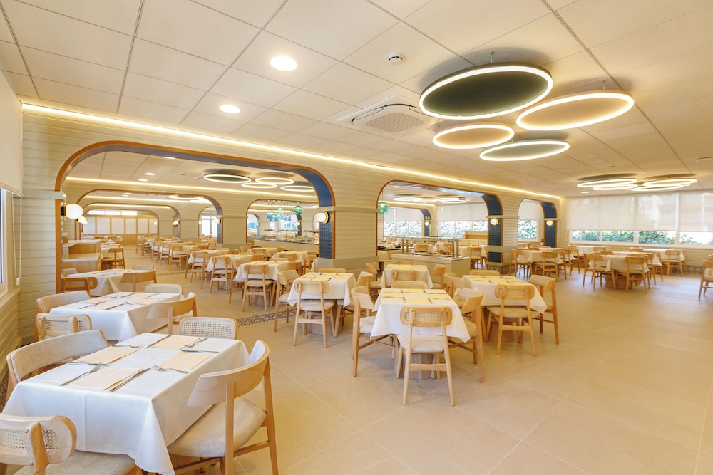Ponient Aparthotel Marinada by PortAventura World — Restaurant & bars in Salou, Catalonia