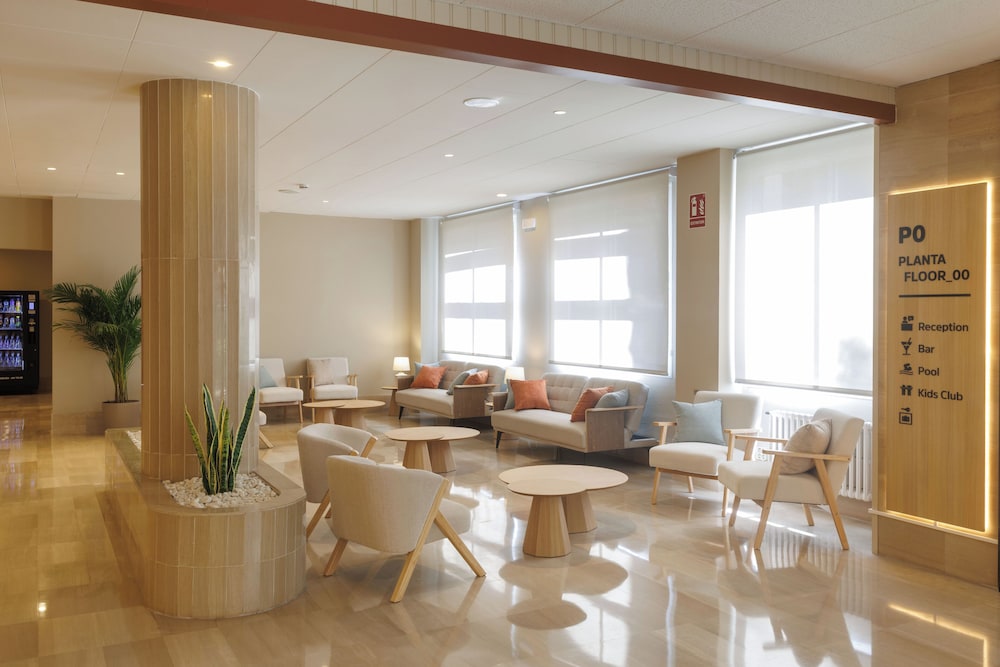 Ponient Aparthotel Marinada by PortAventura World — Hotel building in Salou, Catalonia