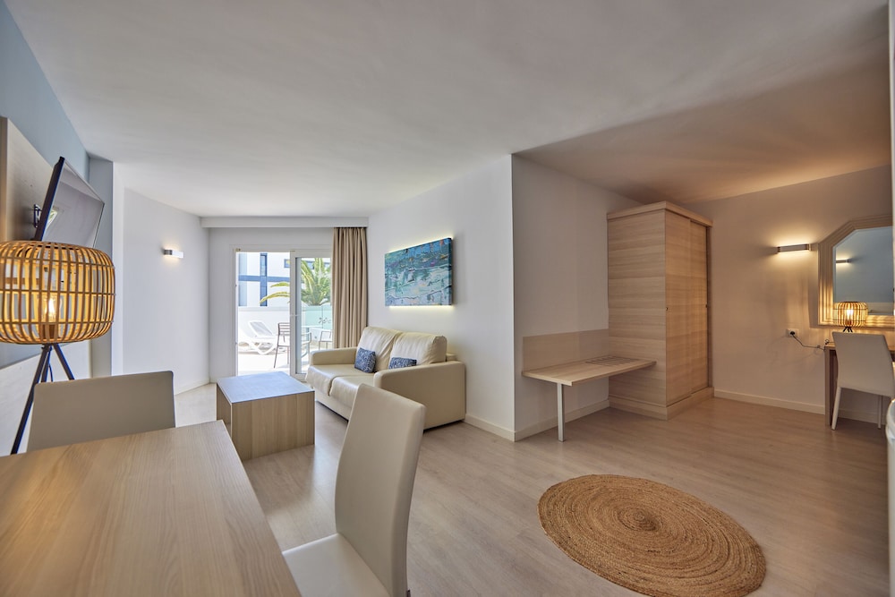 Tomir Portals Suites - Adults Only (+16) — Hotel rooms in Portals Nous, Balearic Islands