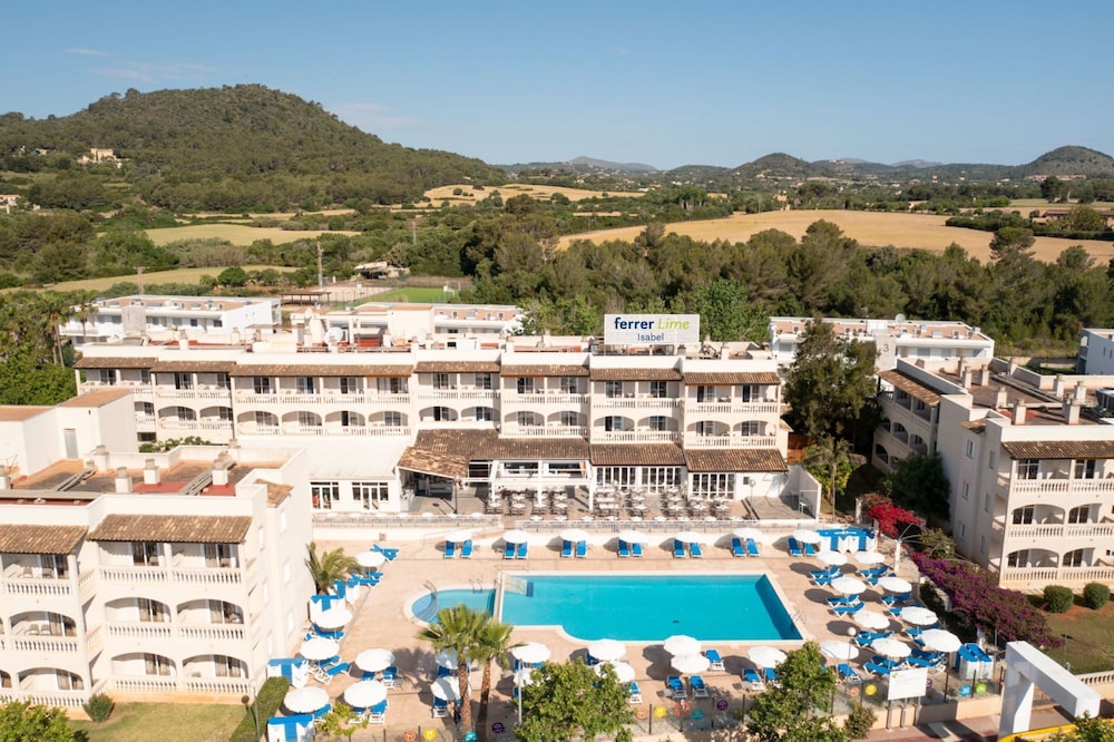 Globales Isabel — Hotel building in Cala Bona, Balearic Islands