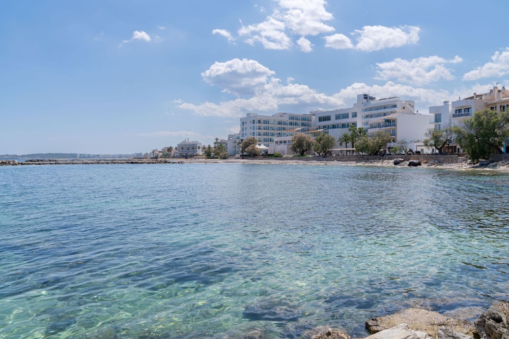 Globales Isabel — Hotel building in Cala Bona, Balearic Islands