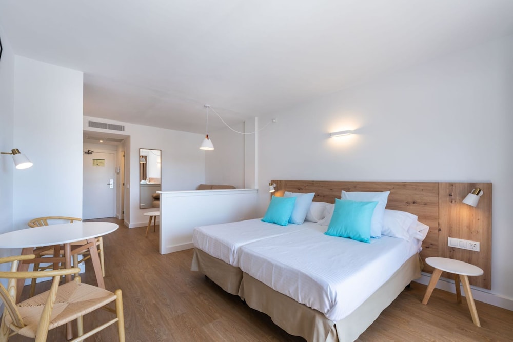 Globales Isabel — Hotel rooms in Cala Bona, Balearic Islands
