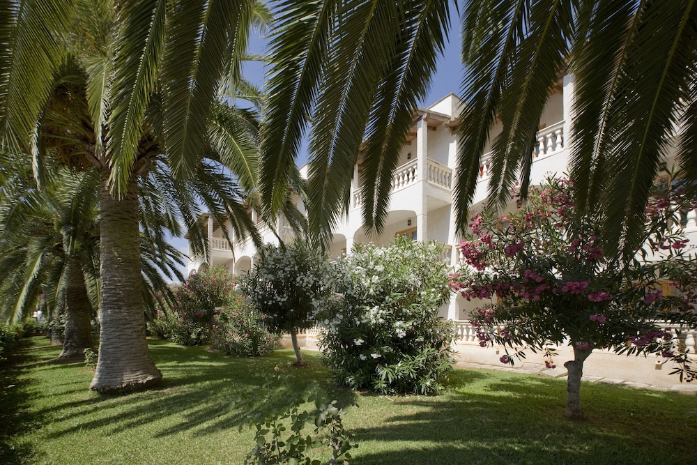 Globales Isabel — Hotel building in Cala Bona, Balearic Islands