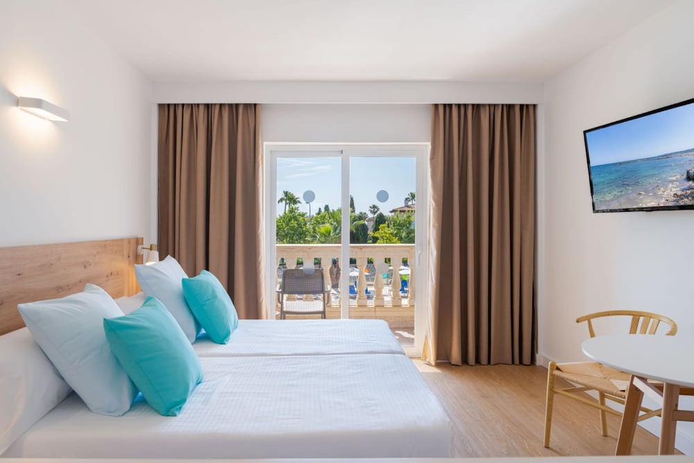Globales Isabel — Hotel rooms in Cala Bona, Balearic Islands