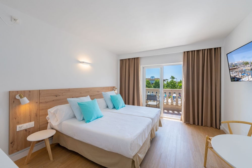 Globales Isabel — Hotel rooms in Cala Bona, Balearic Islands