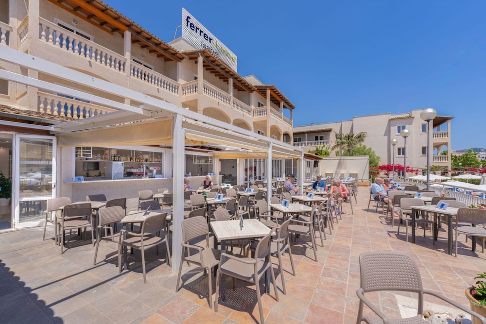 Globales Isabel — Restaurant & bars in Cala Bona, Balearic Islands
