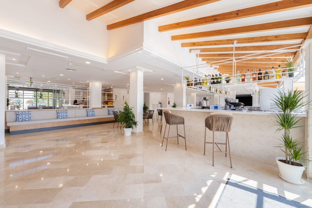 Globales Isabel — Restaurant & bars in Cala Bona, Balearic Islands