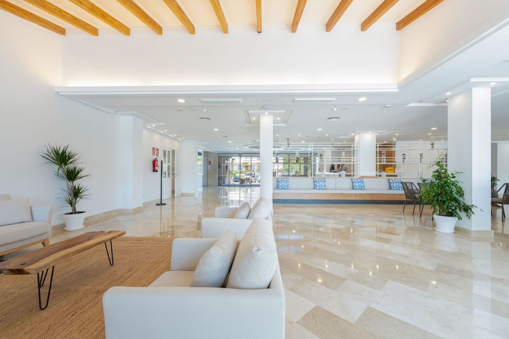 Globales Isabel — Hotel building in Cala Bona, Balearic Islands