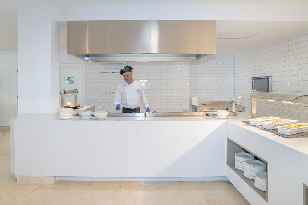 Globales Isabel — Restaurant & bars in Cala Bona, Balearic Islands