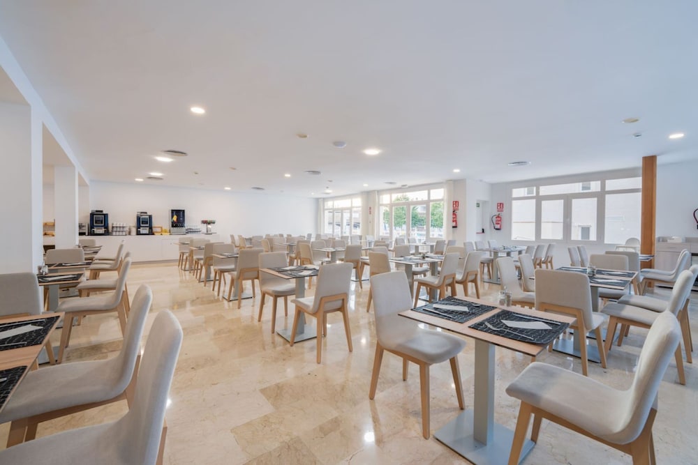 Globales Isabel — Restaurant & bars in Cala Bona, Balearic Islands