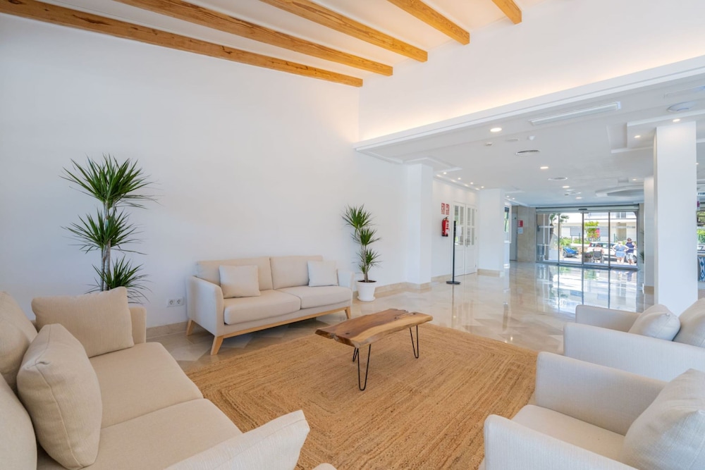 Globales Isabel — Hotel building in Cala Bona, Balearic Islands