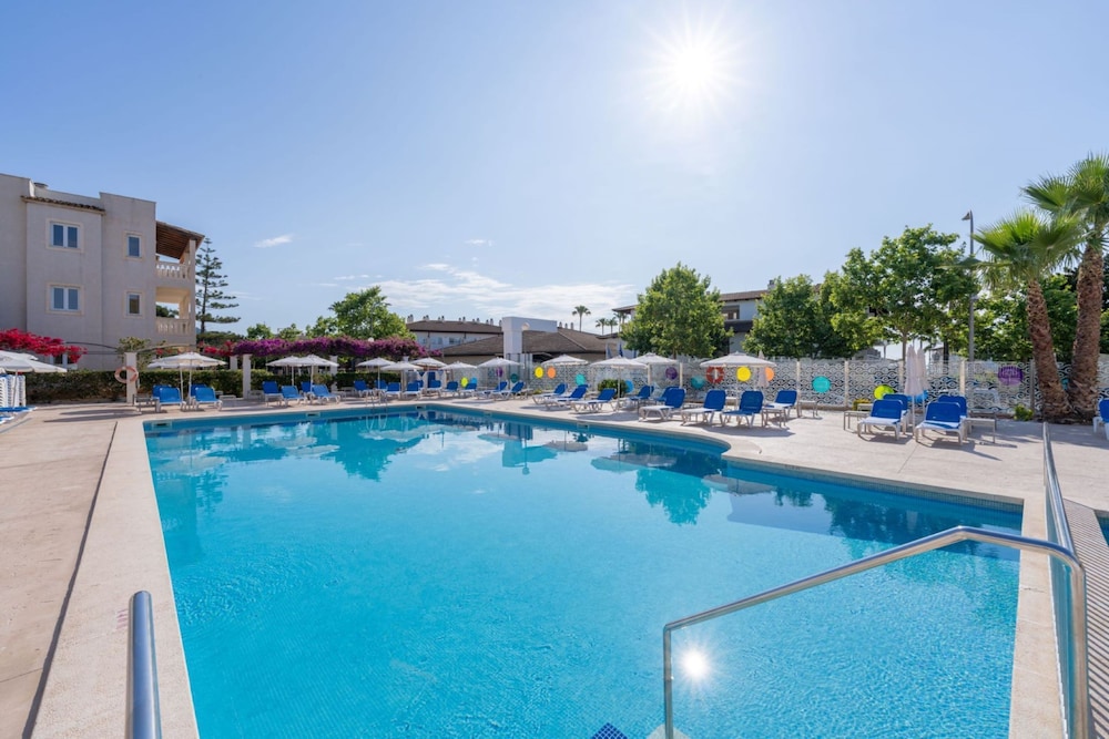 Globales Isabel — Swimming pool in Cala Bona, Balearic Islands