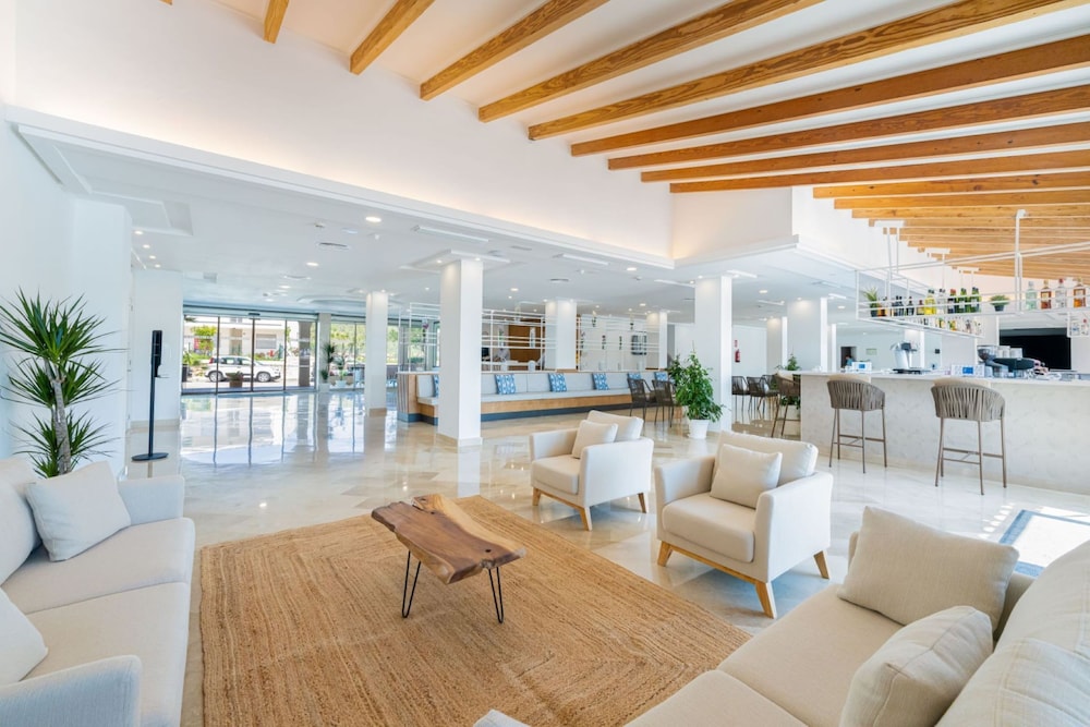 Globales Isabel — Restaurant & bars in Cala Bona, Balearic Islands