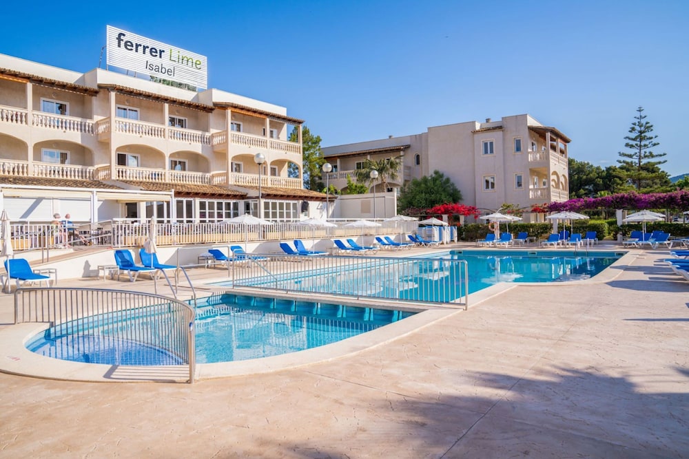 Globales Isabel — Swimming pool in Cala Bona, Balearic Islands