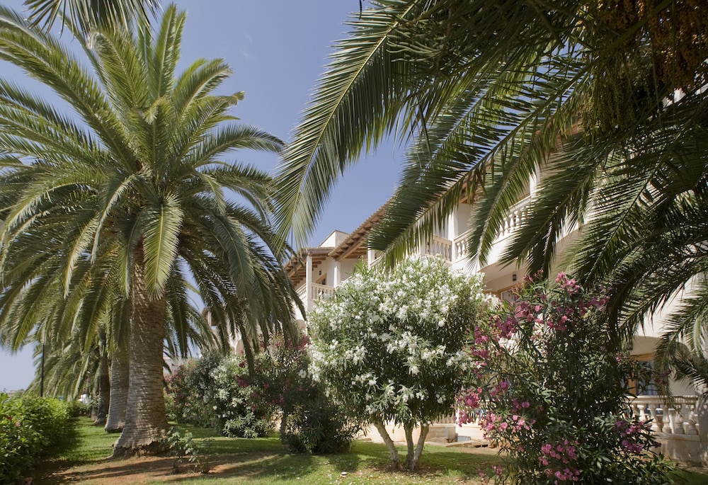 Globales Isabel — Hotel building in Cala Bona, Balearic Islands