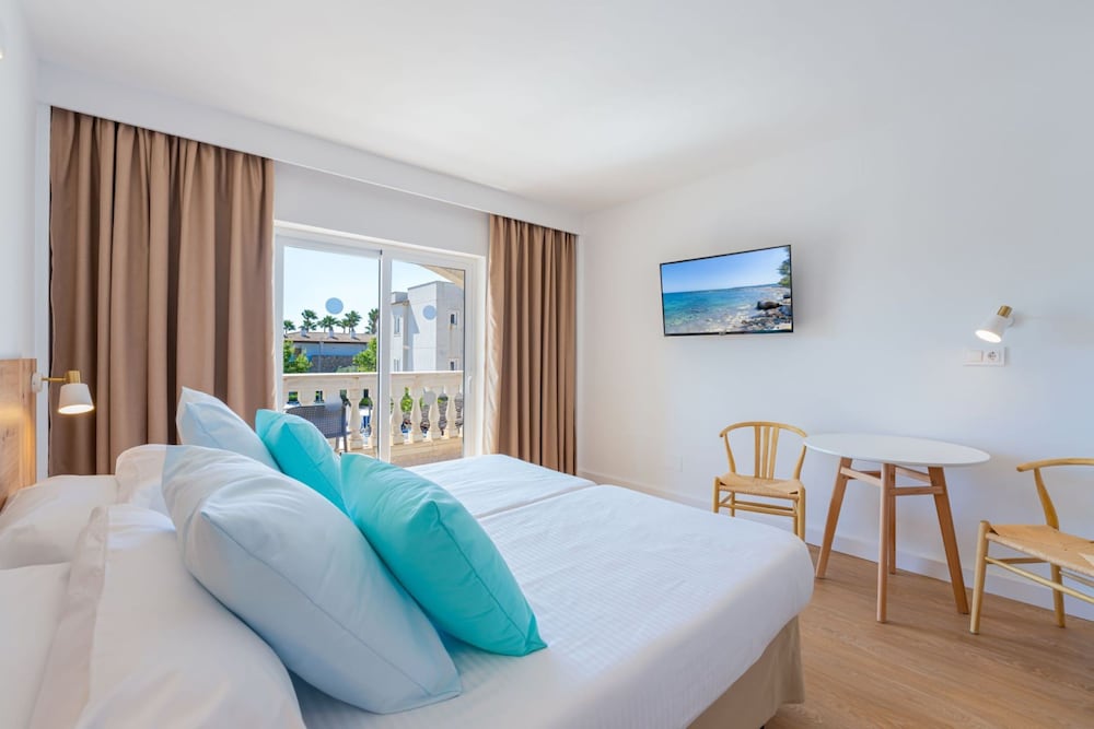 Globales Isabel — Hotel rooms in Cala Bona, Balearic Islands