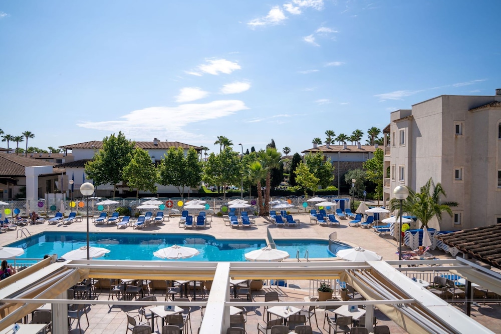 Globales Isabel — Swimming pool in Cala Bona, Balearic Islands