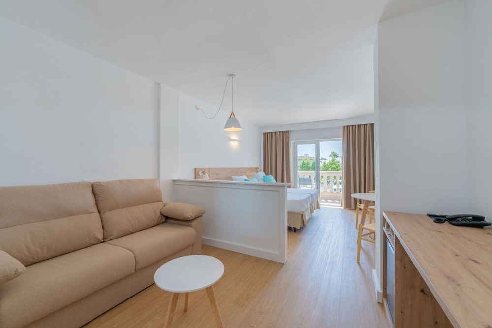 Globales Isabel — Hotel rooms in Cala Bona, Balearic Islands