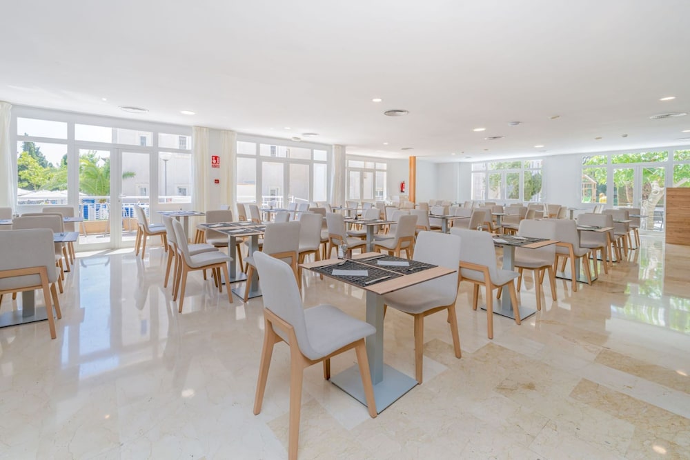 Globales Isabel — Restaurant & bars in Cala Bona, Balearic Islands