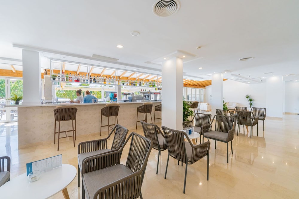 Globales Isabel — Restaurant & bars in Cala Bona, Balearic Islands