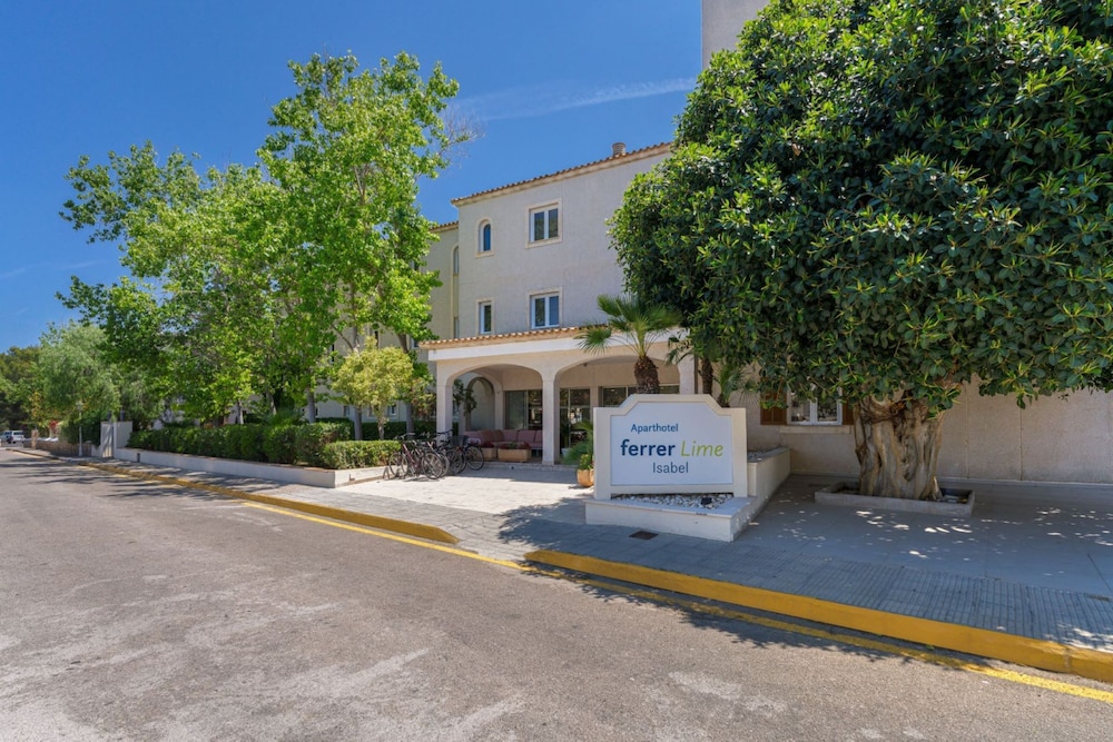 Globales Isabel — Hotel building in Cala Bona, Balearic Islands