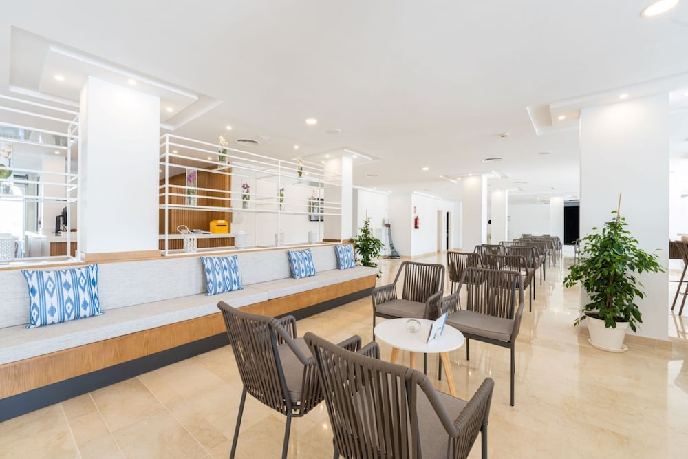 Globales Isabel — Hotel building in Cala Bona, Balearic Islands