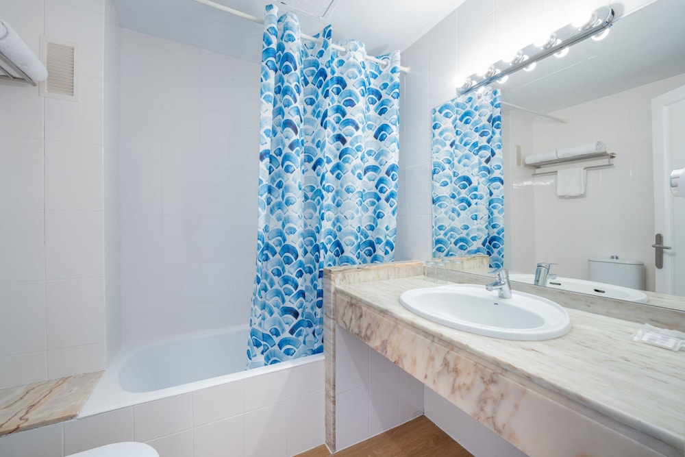 Globales Isabel — Hotel rooms in Cala Bona, Balearic Islands