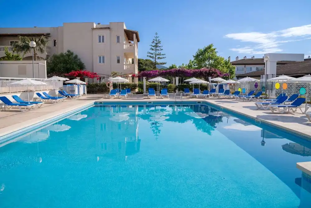 Globales Isabel — Swimming pool in Cala Bona, Balearic Islands