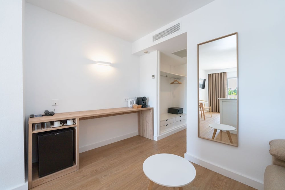 Globales Isabel — Hotel rooms in Cala Bona, Balearic Islands