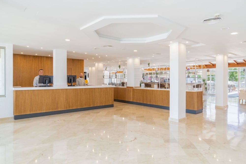 Globales Isabel — Hotel building in Cala Bona, Balearic Islands