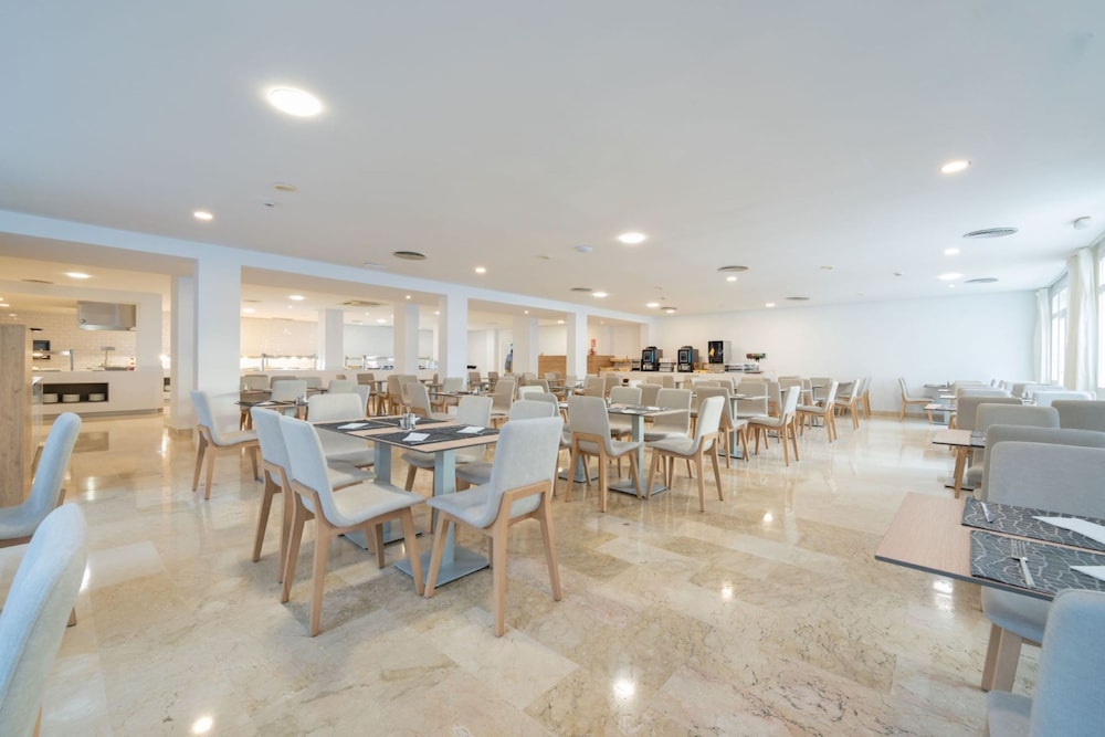 Globales Isabel — Restaurant & bars in Cala Bona, Balearic Islands