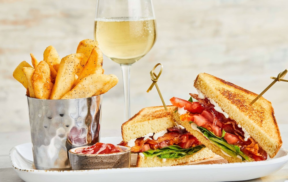 Courtyard by Marriott Philadelphia City Avenue — Restaurant & bars in Philadelphia, Pennsylvania