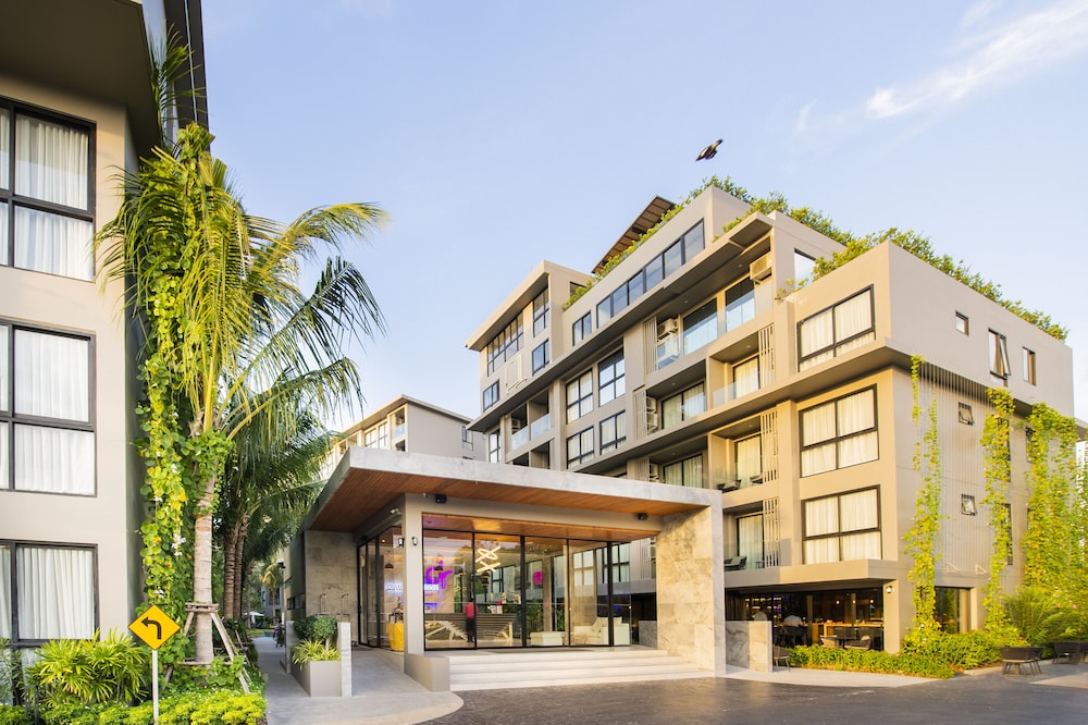 Diamond Resort Phuket Official Account — Hotel building in Bang Tao Beach, Phuket Province
