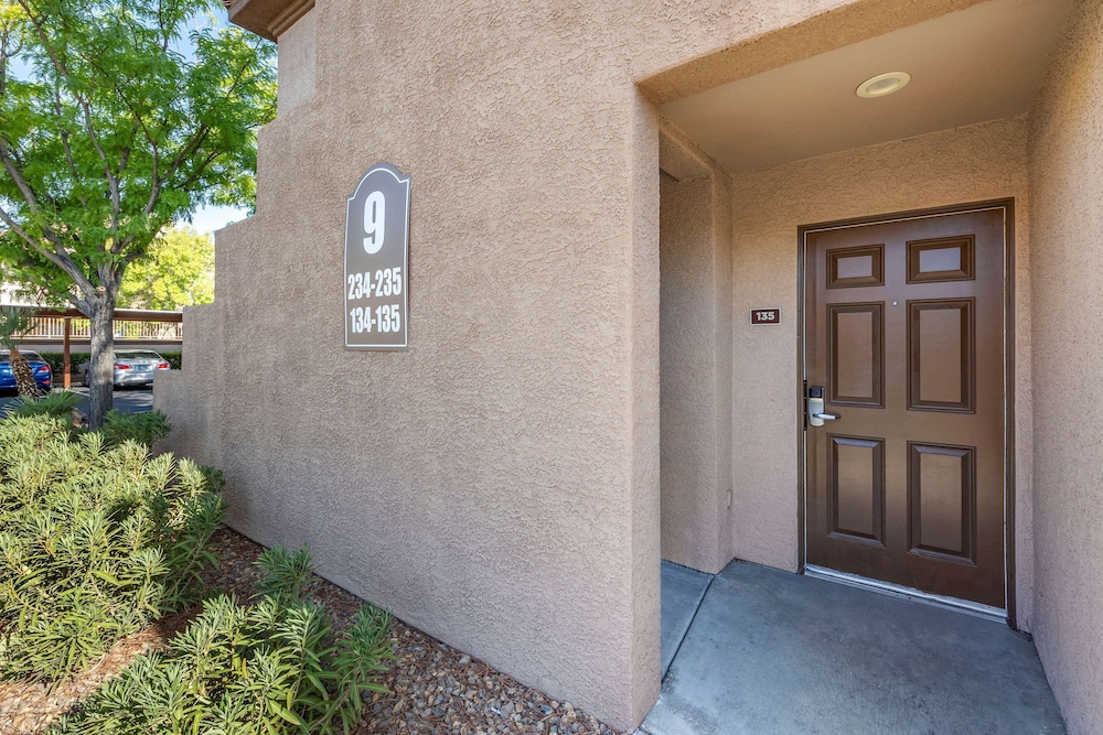 Hilton Vacation Club Desert Retreat Las Vegas — Hotel building in Las Vegas, Nevada