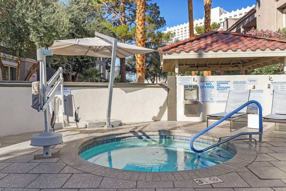 Desert Rose Resort - No Resort Fee — Swimming pool in Las Vegas, Nevada