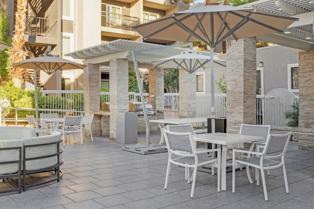 Desert Rose Resort - No Resort Fee — Hotel building in Las Vegas, Nevada