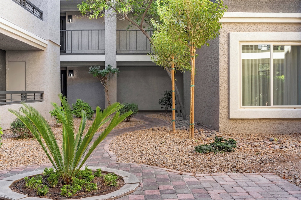 Desert Rose Resort - No Resort Fee — Hotel building in Las Vegas, Nevada