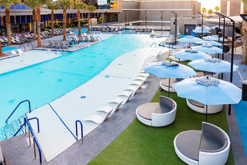 Hilton Grand Vacations Club Elara Center Strip Las Vegas — Swimming pool in Las Vegas, Nevada