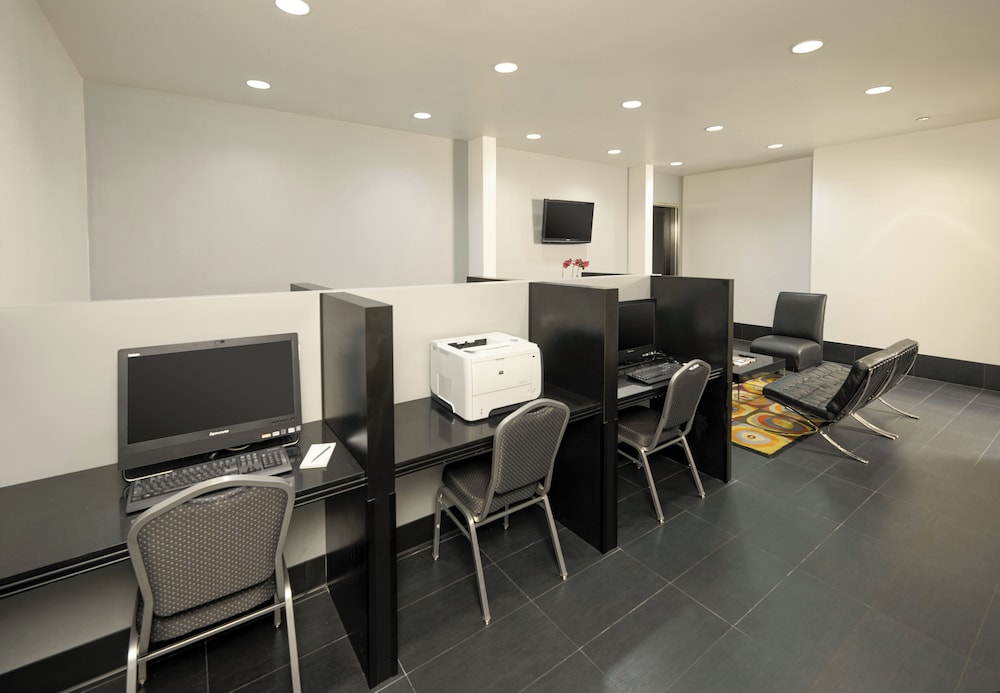 Hilton Grand Vacations Club Elara Center Strip Las Vegas — Hotel building in Las Vegas, Nevada