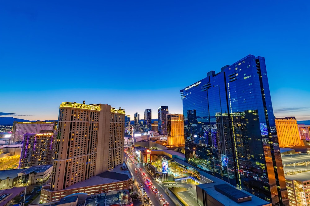 Hilton Grand Vacations Club Elara Center Strip Las Vegas — Hotel building in Las Vegas, Nevada