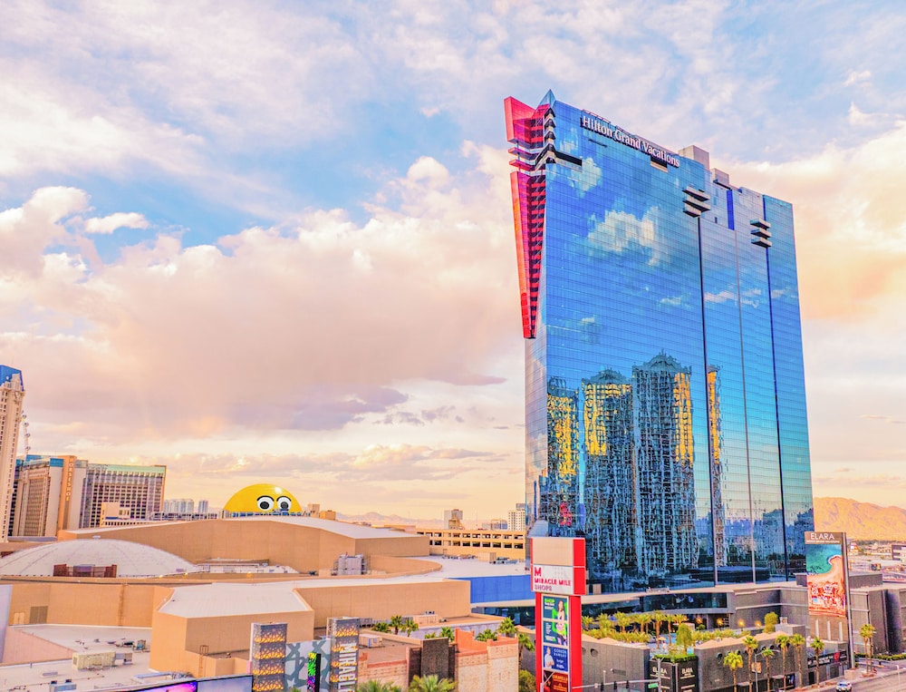 Hilton Grand Vacations Club Elara Center Strip Las Vegas — Hotel building in Las Vegas, Nevada